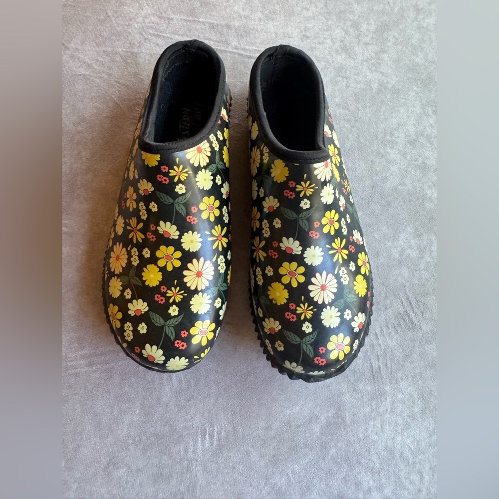 Western Chief Floral Mules - Black and Yellow - Picture 7 of 8